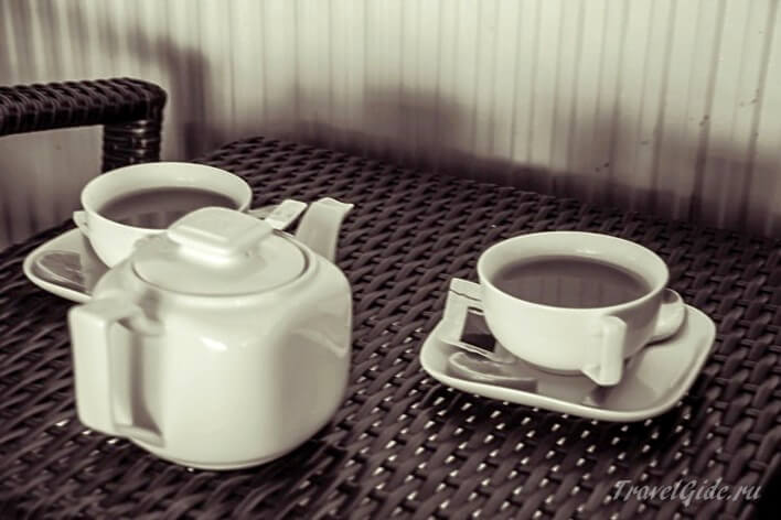 Заварник и две чашечки с чаем