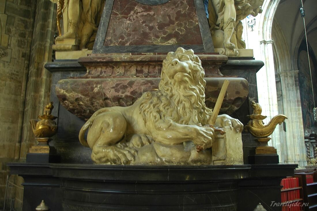 Скульптура льва