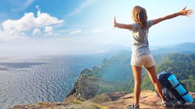 Девушка у моря