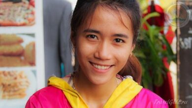 Вьетнамская официантка в кафешке