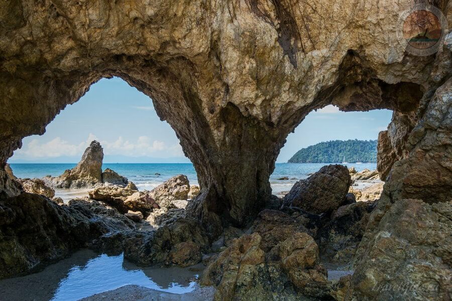 Пещеры у моря
