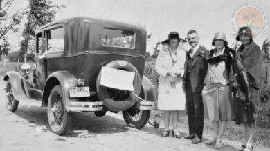 Молодожёны и свидетели.