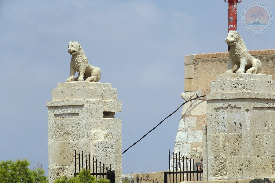 Львы у входа в замок святого Фернандо в Аликанте