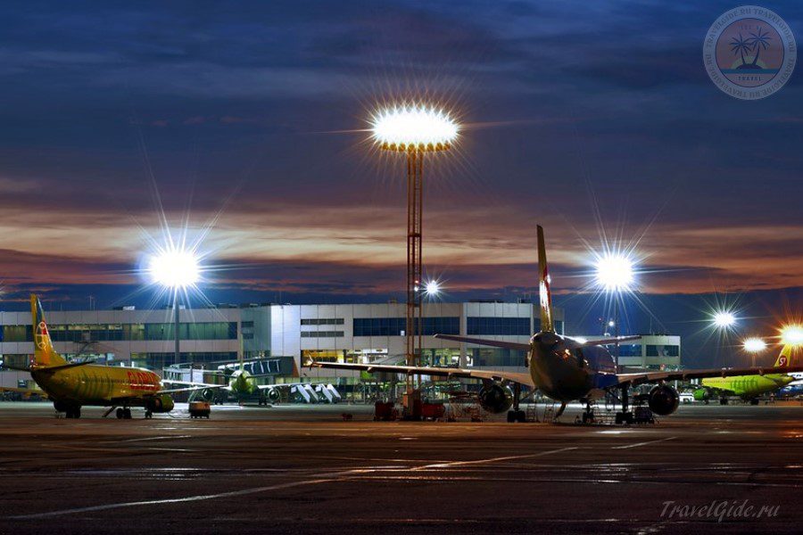 Самолёты на лётном поле у здания аэропорта