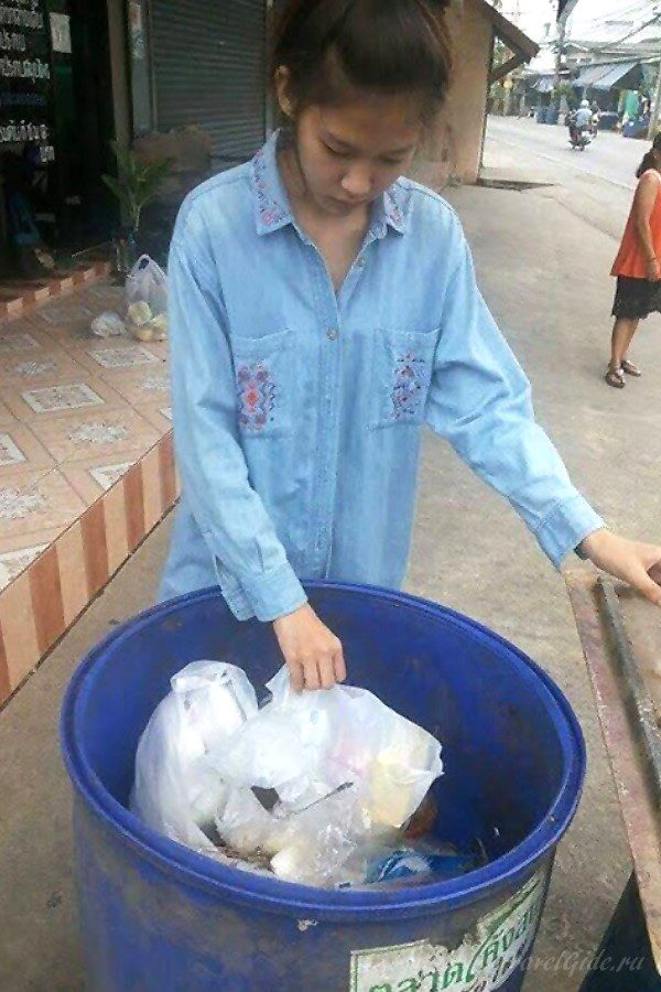 Khanittha Phasaeng в детстве у мусорного бака