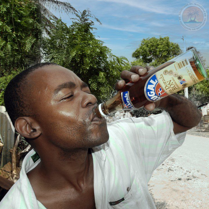 Доминиканец пьёт ром Бругал