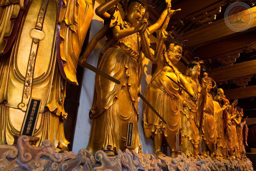Статуи в храме в Шанхае