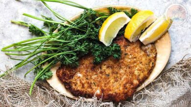 Венский шницель с лимоном и зеленью