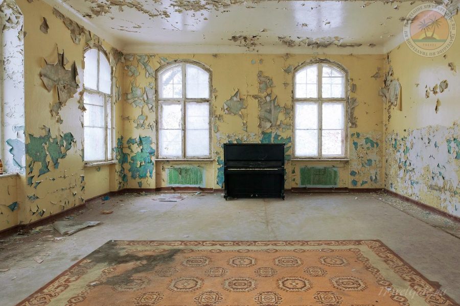 Одинокий рояль Beelitz-Heilstätten 
