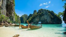 Лодки у берега песчаного пляжа в Тае