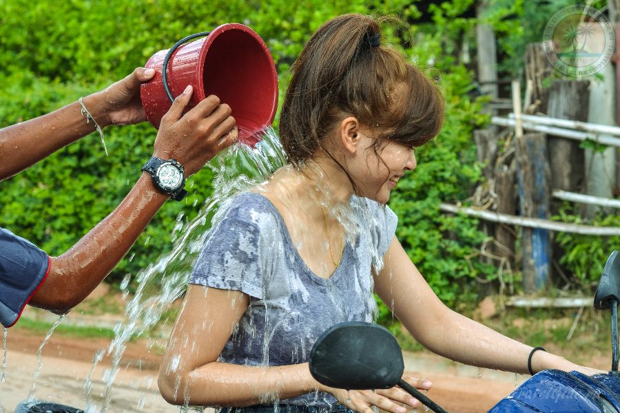 Девушку обливают на праздник сонгкран в Тайланде