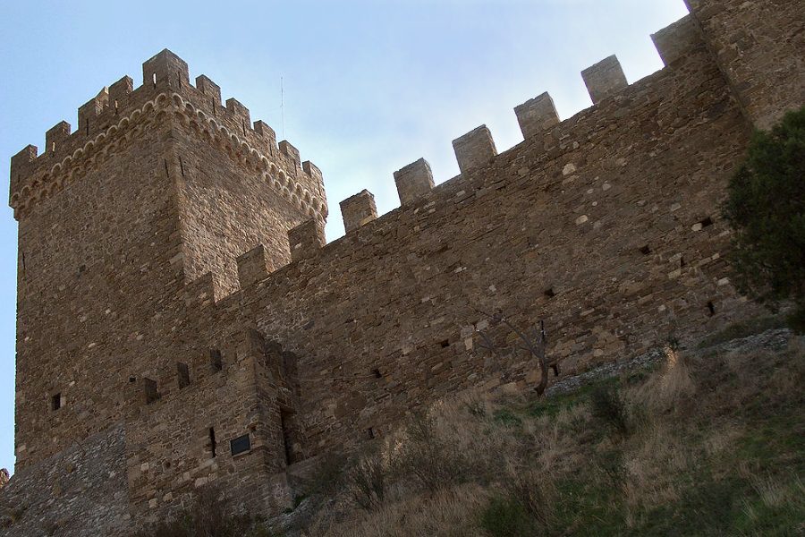 Стены Генуэзской крепости
