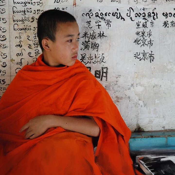 Мальчик в одежде буддистского монаха