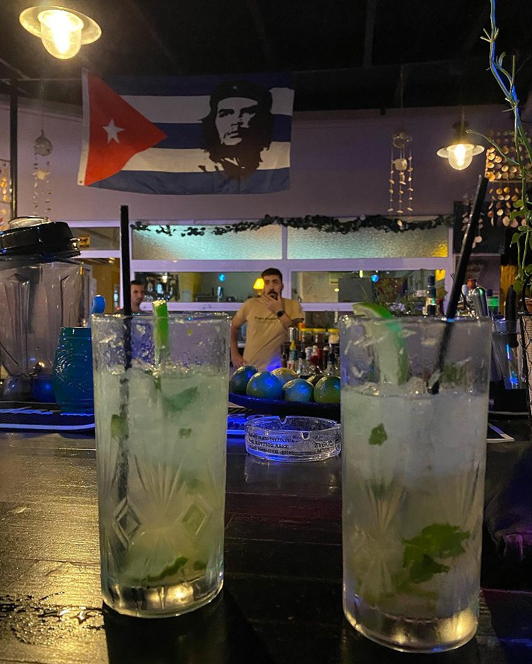 Мохито в ночном баре Кубы