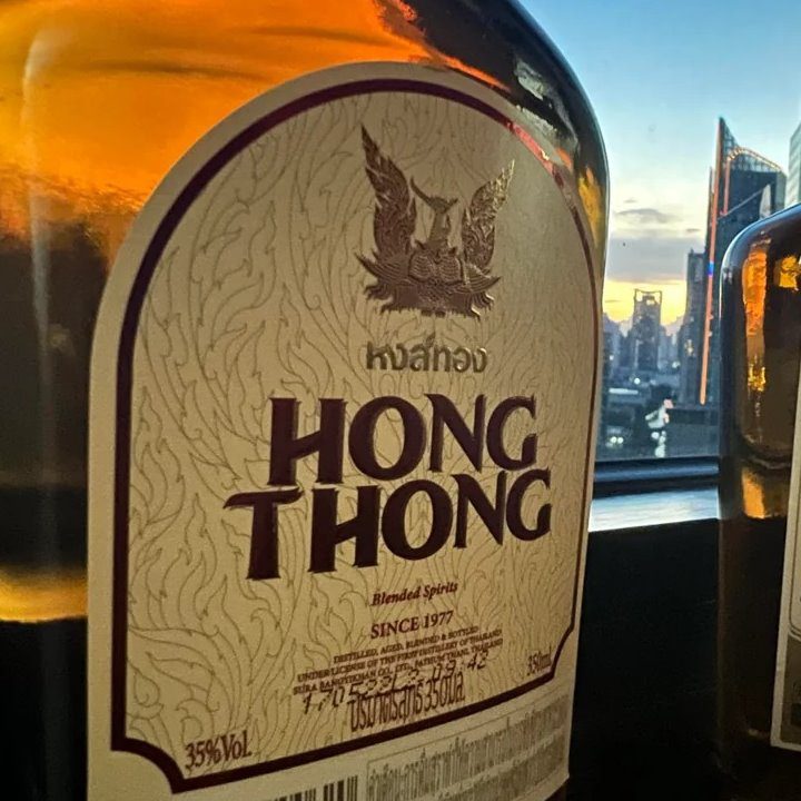  Hong Thong на окне