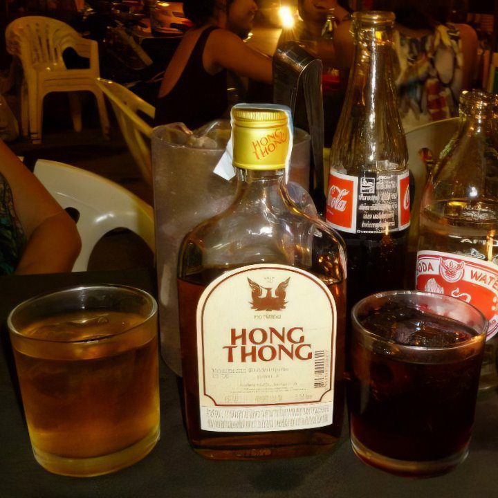  Hong Thong в баре