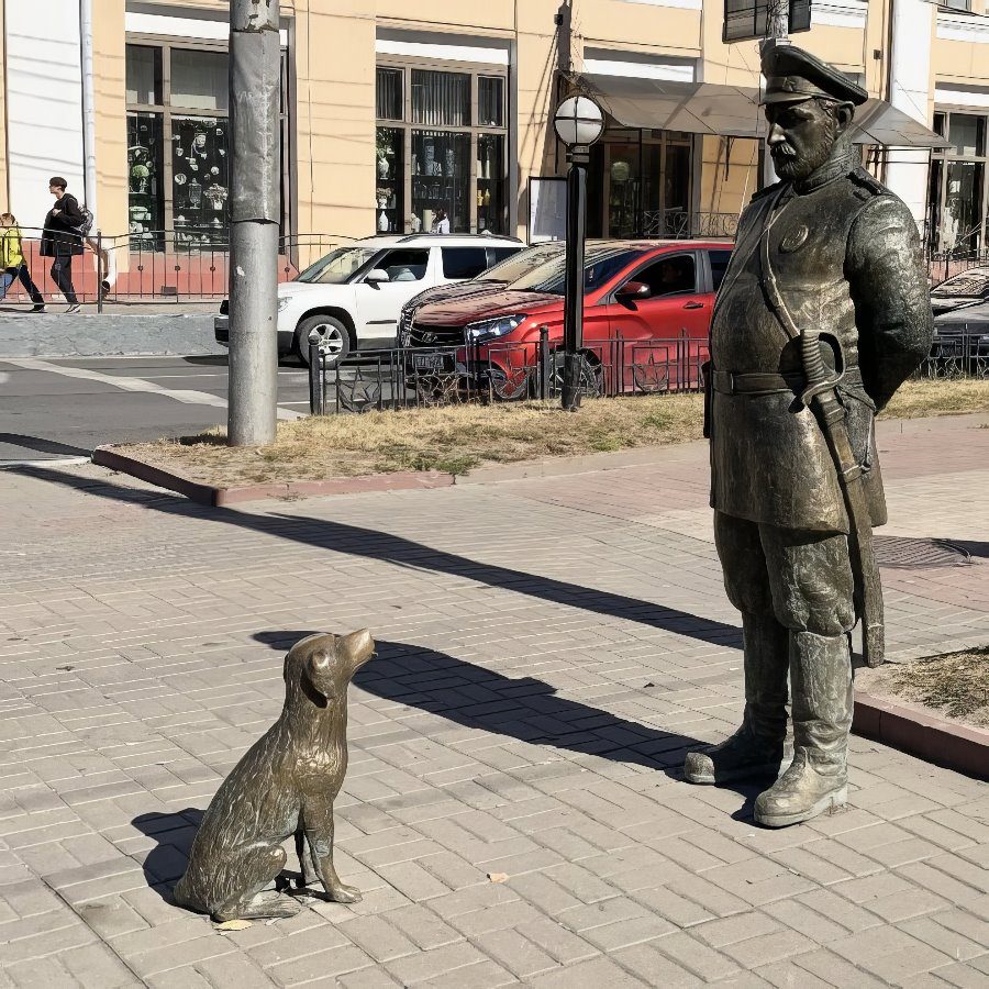  Скульптура городового с собакой