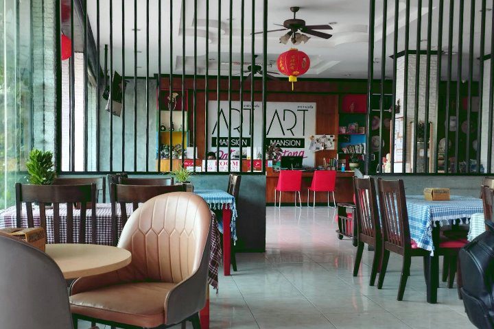 Реальная фотка: Холл отеля Art Mansion Patong 3 Холл отеля Art Mansion Patong 3