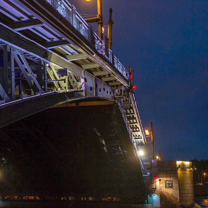  Дворцовый Мост в СПБ