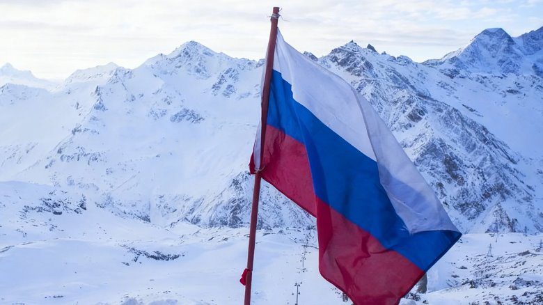 Реальная фотка: Российский флаг на фоне гор Эльбруса Российский флаг на фоне гор Эльбруса