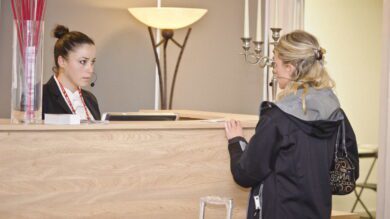 Девушка на стойке регистрации в отеле