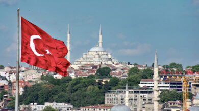 Флаг Турции на фоне древнего города