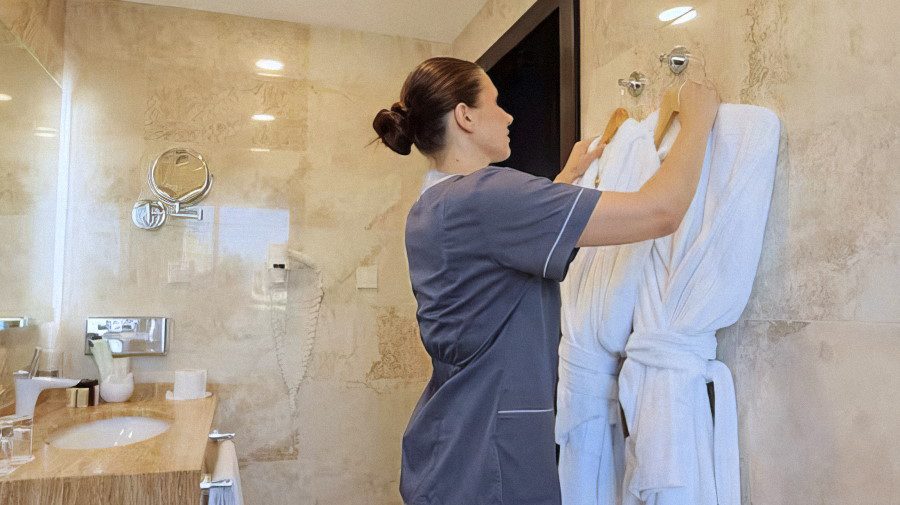 Реальная фотка: Горничная на уборке номера Горничная на уборке номера