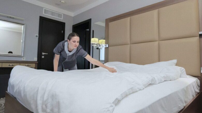 Горничная застилает постель