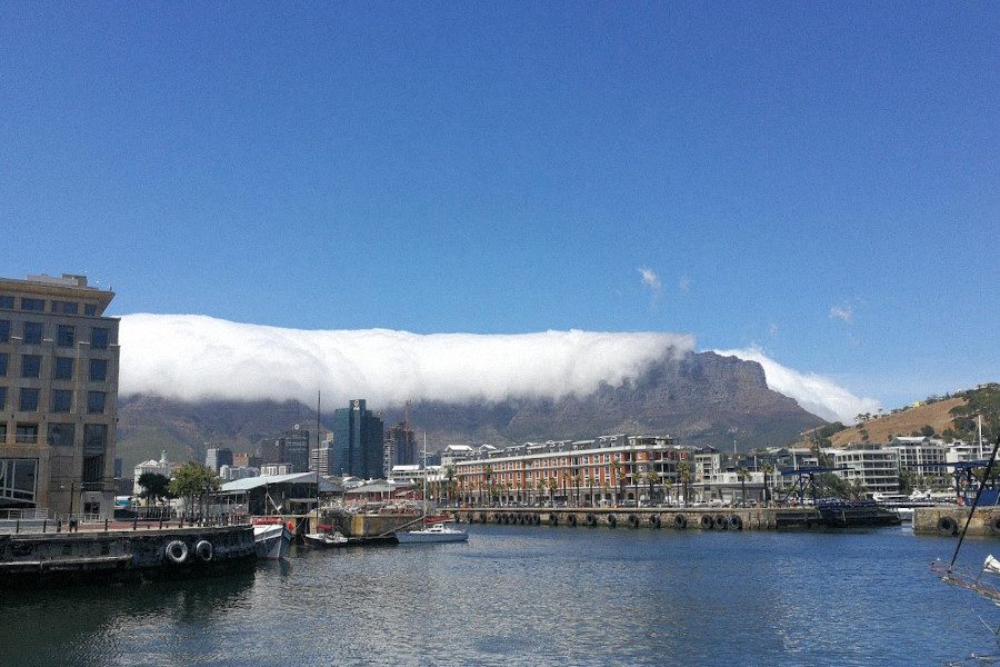 Эффект «скатерти» на Столовой горе Столовая гора в Кейптауне, покрытая белыми облаками («скатертью»)