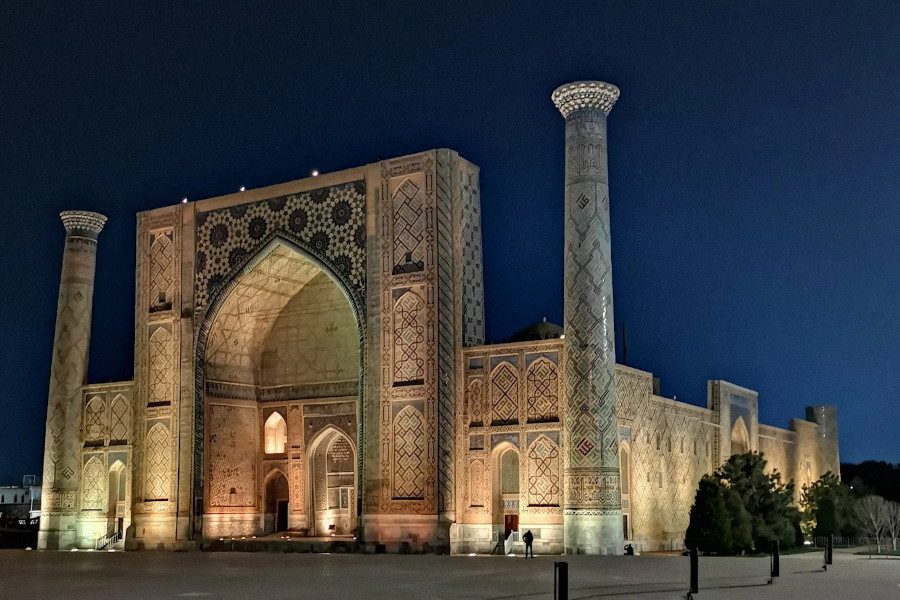 Площадь Регистан в Самарканде Историческое здание медресе на в Самарканде с архитектурной подсветкой