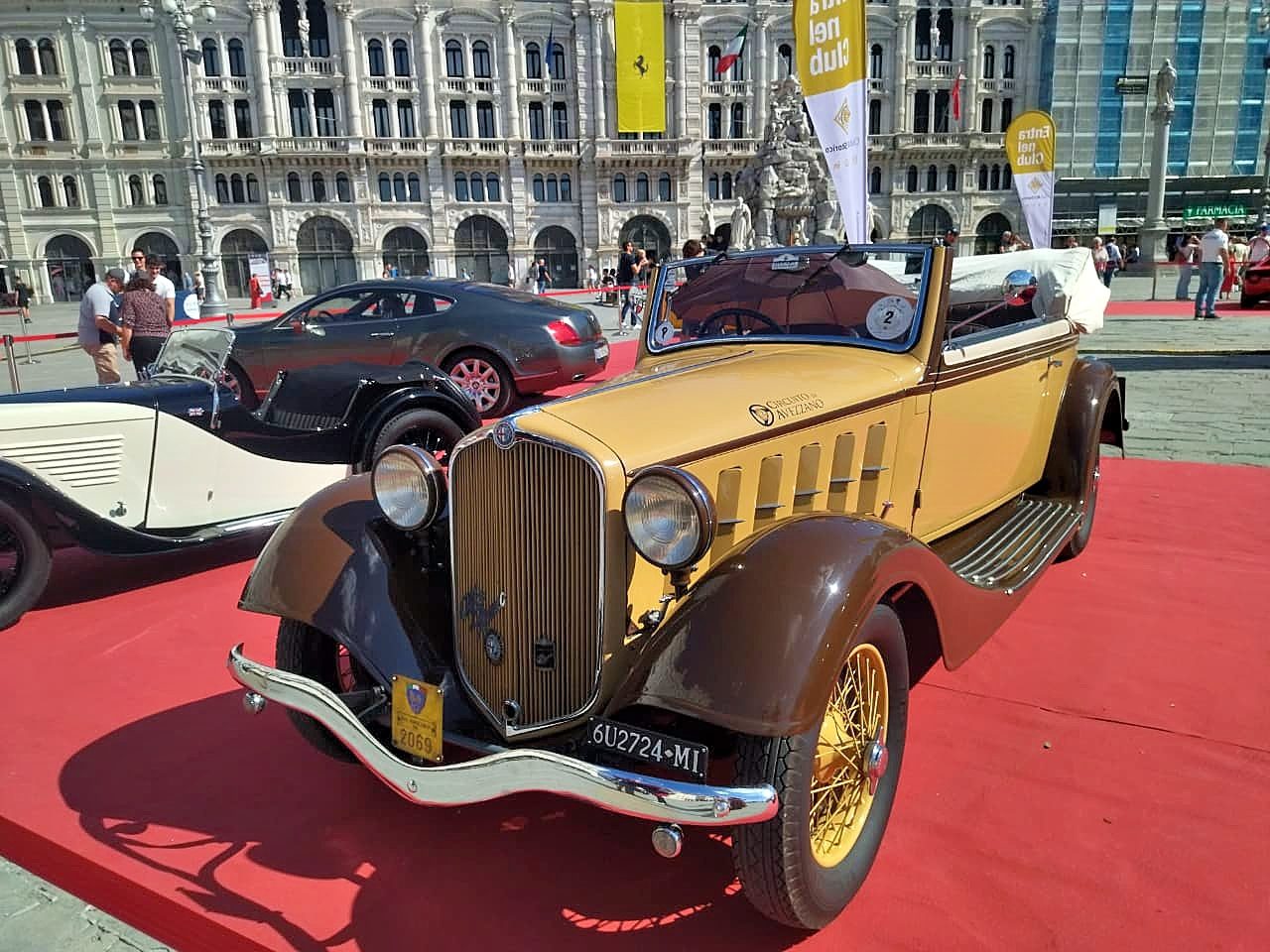 Исторический автомобиль Alfa Romeo на выставке в Триесте Винтажный бежево-коричневый кабриолет Alfa Romeo