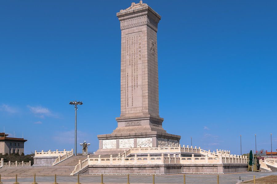 Памятник народным героям