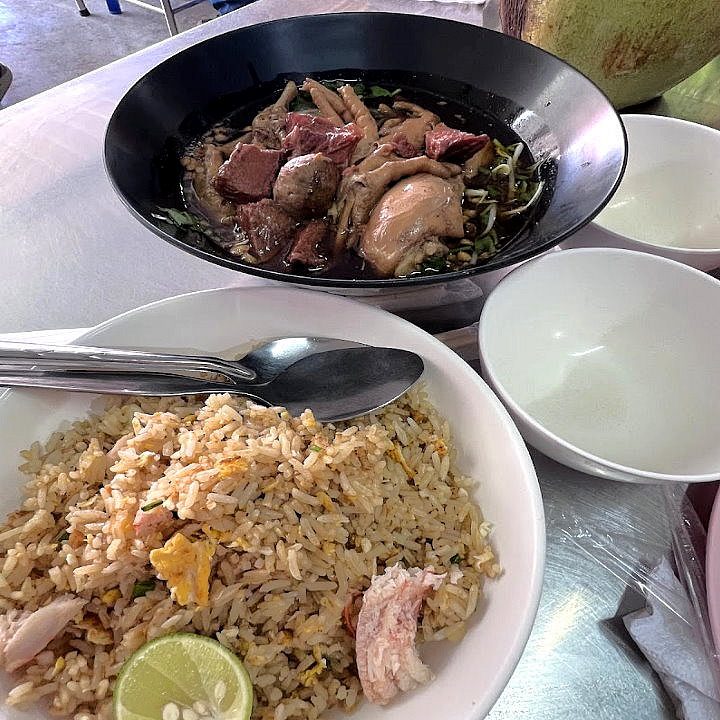 Жареный рис и куриный суп с яйцом