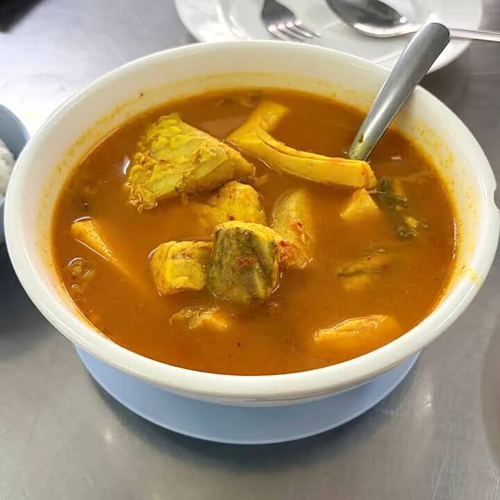 Тайский кисло-острый суп с рыбой, овощами и тамариндовым бульоном