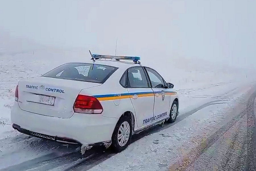 Патрульная машина дорожной полиции ЮАР на дороге Патрульная машина дорожной полиции ЮАР на дороге