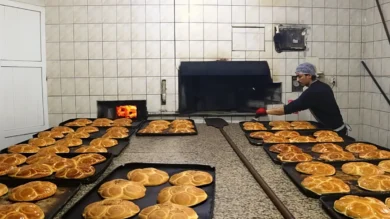 Пекарь печёт хлеб к Рамадану