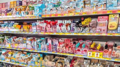Полки с косметикой в 7 Eleven