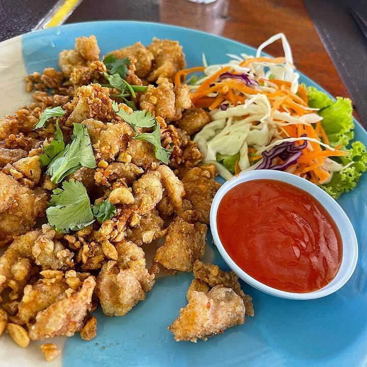 Хрустящие жареные кусочки курицы с салатом из капусты, моркови и сладким соусом чили