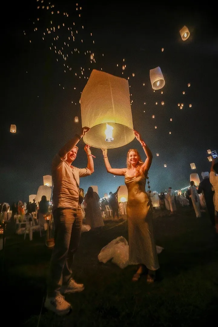 Фото: Пера запускает фонарик на Moonlight Sky Lantern Пера запускает фонарик на Moonlight Sky Lantern